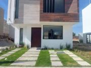 RESIDENCIA EN PRIVADA CON TRMINADOS DE LUJO. 3 NIVELES....