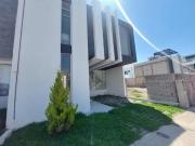 RESIDENCIA EN PRIVADA. EQUIPADA. LUJO Y SEGURIDAD....