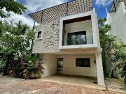 Residencia en renta con paneles solares en privada