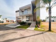 Residencia en Renta en Coto Villa Verona, Zona Dorada...