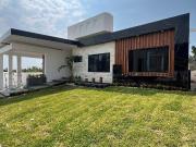 RESIDENCIA EN UN NIVEL, CADA HABITACION CON BAÑO PROPIO