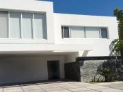 Residencia en un nivel en fraccionamiento privado y...