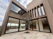 RESIDENCIA EN VENTA, AMPLIOS ESPACIOS, DISEÑO DE AUTOR,...