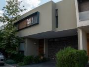 RESIDENCIA EN VENTA CAMPO LAGO