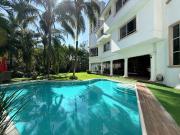 Residencia en venta con alberca en ESQUINA dentro de...