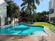 Residencia en venta con alberca en ESQUINA dentro de...