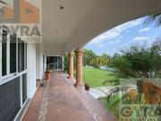 Residencia en Venta con Amplio Terreno en Lomas de...