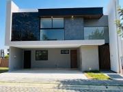 RESIDENCIA EN VENTA CON EXCELENTES ESPACIOS, FRENTE A...