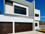 Residencia en venta con recamara en planta baja y...