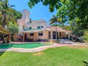 Residencia en venta con un terreno muy grande dentro de...