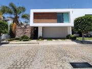 RESIDENCIA EN VENTA DE 1 PISO CON SALA DE CINE