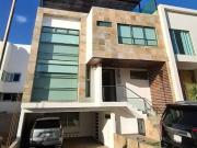 Residencia en venta de 4 Recámaras con Roof Garden en...