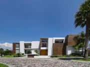 OPORTUNIDAD RESIDENCIA EN BOSQUE REAL CON JARDIN Y VISTA...