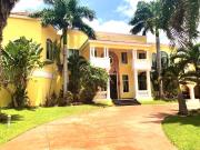 Residencia en Venta en Club de Golf La Ceiba, Amplios...