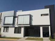RESIDENCIA EN VENTA EN ESQUINA – Coto Altavista Bosques,...