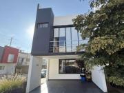 RESIDENCIA EN VENTA EN ESQUINA – Coto Altavista Bosques,...