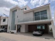 RESIDENCIA EN VENTA EN METEPEC, SOBRE AV ESTADO DE MÉXICO