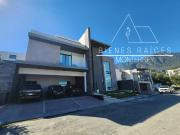 Residencia en Venta en Sierra Alta 9no. sector con 5...