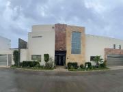 Residencia en Venta, frente a áreas verdes, sobre la...
