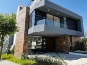 RESIDENCIA EN VENTA UBICADA EN ESQUINA CON REC. EN PB...