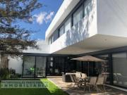 Residencia en zona selecta y segura, con áreas...
