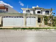 residencia estilo californiano con alberca y uso mixto...