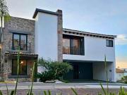 Residencia, estilo contemporáneo, la gran reserva Lomas...