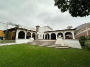 Residencia Estilo Sevillano con Amplios Jardines –...