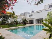Residencia Exclusiva en Alquiler de Tres Niveles con...