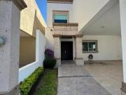 Residencia Exclusiva en Venta frente a parque