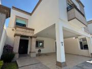 Residencia Exclusiva en Venta frente a parque