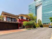 Residencia frente a la Torre del Triangulo de las...