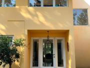 ¡Residencia iluminada y con gran ubicación en calle...