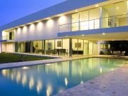 Residencia Minimalista de 2,100m2 en Cholul, Mérida