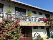 Residência Mobiliada, 05 quartos sendo 03 suítes,...