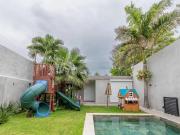 Residencia moderna con paneles solares y alberca