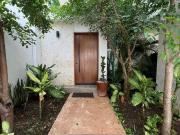 Residencia Moderna con Piscina y Paneles Solares en...