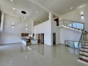 Residencia moderna con vista panorámica y alberca en...