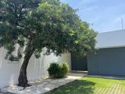 RESIDENCIA MODERNISTA DE LUJO CON ALBERCA Y AMPLIO JARDIN