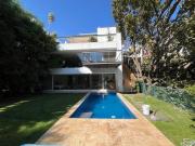 RESIDENCIA MODERNISTA DE LUJO CON ALBERCA Y AMPLIO JARDIN