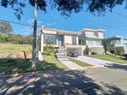 Residencia nova, com projeto diferenciado, em condominio...