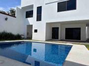 Residencia nueva con alberca y 5 estacionamientos. ¡Una...