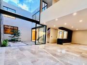 Residencia nueva de 4 recámaras en Altozano