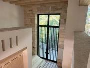 RESIDENCIA REMODELADA EN CONDOMINIO HORIZONTAL. LLUVIA,...