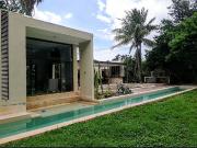 Residencia/ Venta de 1 Planta en Esquina con Paneles...