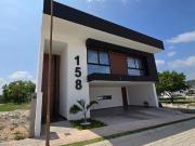 Residencial en venta con amplios espacios y alberca en...