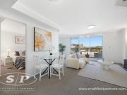 Resort Style One Bedroom Apartment, Walk to Train Station