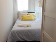 RH15 R6 Sublime double bedroom in a modern flat, in...