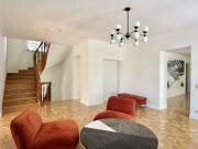 Riesige Familienvilla mit Poolhalle auf Gartenebene mit...