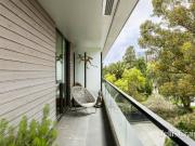 Riverside Ease Meets Contemporary Comfort